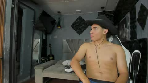 Snapshot of mr_mois chatting on 04.26.26 mr_mois online show from 04.26.26
