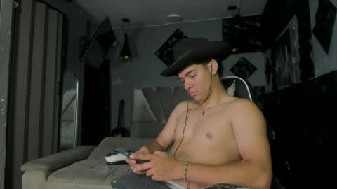 Snapshot of mr_mois chatting on 05.08.26 mr_mois online show from 05.08.26