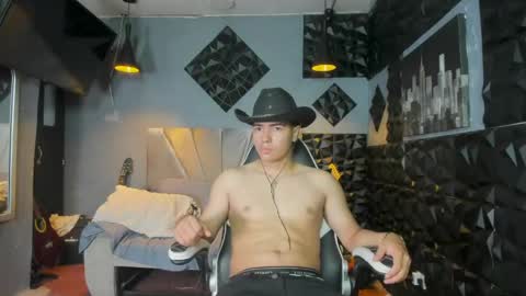 Snapshot of mr_mois chatting on 05.13.26 mr_mois online show from 05.13.26