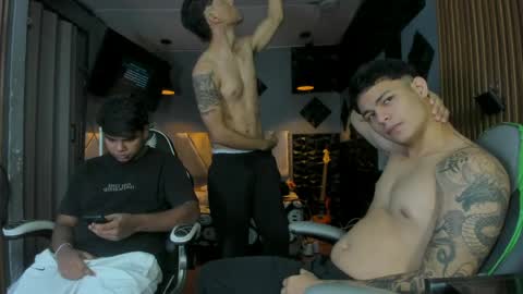 Snapshot of mr_mois chatting on 05.21.26 mr_mois online show from 05.21.26
