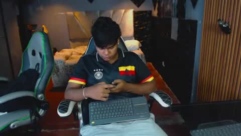 Snapshot of mr_mois chatting on 06.26.26 mr_mois online show from 06.26.26
