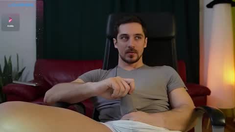 Snapshot of mrgreeneyes01 chatting on 03.01.25 juan luis online show from 03.01.25