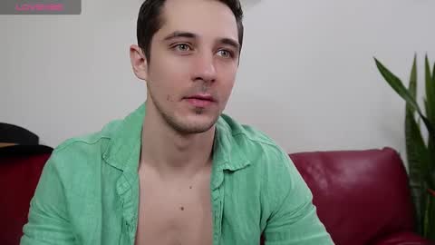 Snapshot of mrgreeneyes01 chatting on 03.09.25 juan luis online show from 03.09.25