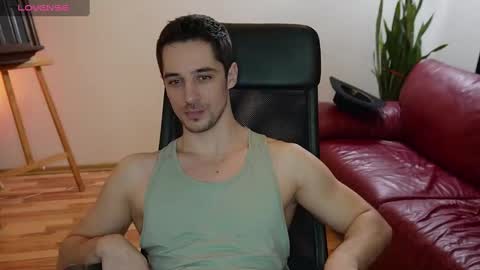 Snapshot of mrgreeneyes01 chatting on 03.11.25 juan luis online show from 03.11.25