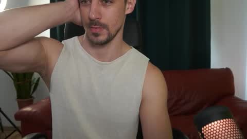 Snapshot of mrgreeneyes01 chatting on 10.29.25 juan luis online show from 10.29.25