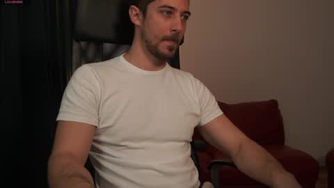 Snapshot of mrgreeneyes01 chatting on 03.31.26 juan luis online show from 03.31.26