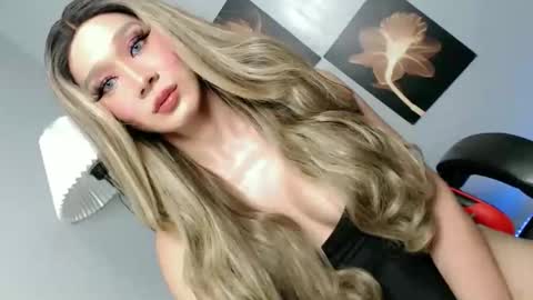 Snapshot of ms_chloe28 chatting on 05.28.26 chloe online show from 05.28.26