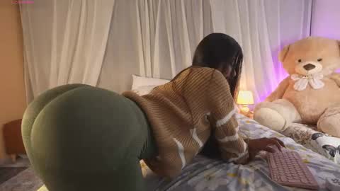 Snapshot of mulatalove chatting on 12.01.25 mulata online show from 12.01.25