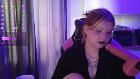 Snapshot of mura_muur chatting on 06.25.26 Milana online show from 06.25.26