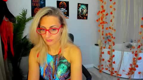 Snapshot of museofstage chatting on 11.02.25 Diana online show from 11.02.25