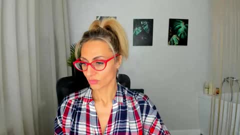 Snapshot of museofstage chatting on 11.17.25 Diana online show from 11.17.25