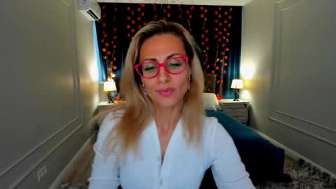 Snapshot of museofstage chatting on 11.18.25 Diana online show from 11.18.25