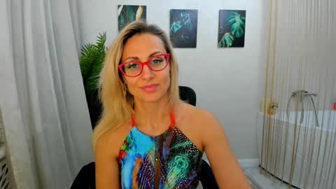 Snapshot of museofstage chatting on 11.21.25 Diana online show from 11.21.25