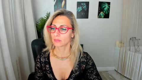 Snapshot of museofstage chatting on 12.04.25 Diana online show from 12.04.25