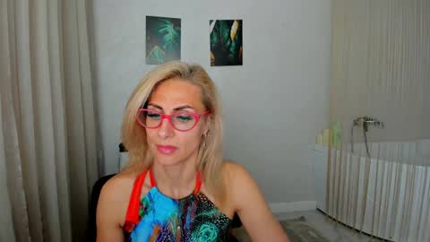 Snapshot of museofstage chatting on 07.08.26 Diana online show from 07.08.26