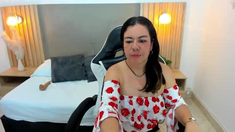 Snapshot of nahia_13 chatting on 01.26.25 N A H I A online show from 01.26.25