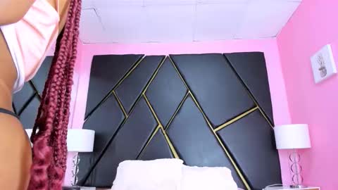 Nahomy online show from 10.25.25