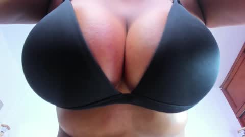 Nahomy online show from 09.25.25