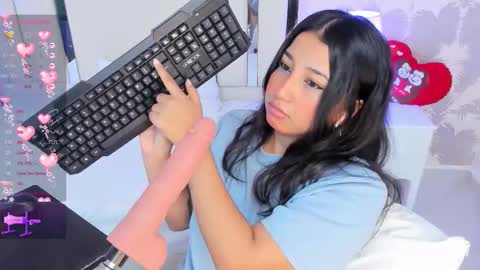 Nahomy Roberts online show from 11.12.25