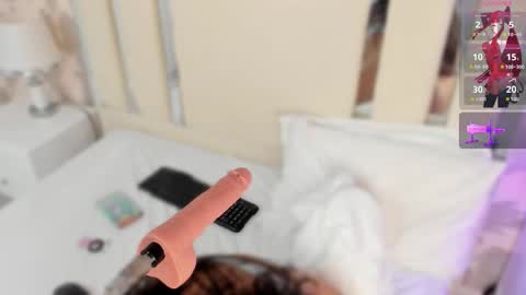 Nahomy Roberts online show from 12.03.25