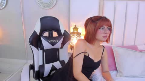 Snapshot of naiamendoza chatting on 04.11.26 Naia online show from 04.11.26