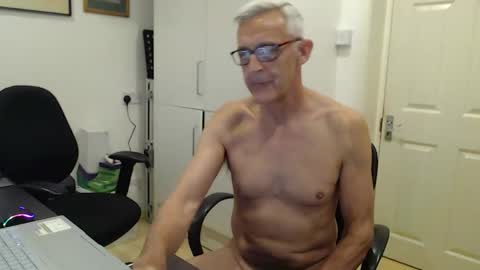 Snapshot of nakedcarpenteruk chatting on 06.02.26 nakedcarpenteruk online show from 06.02.26