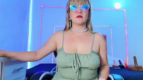 Snapshot of naomi_diamond_ chatting on 05.21.26 Naomi online show from 05.21.26