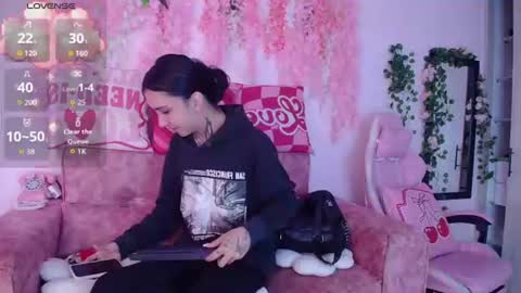Snapshot of naomi_femme chatting on 06.22.26 naomi_femme online show from 06.22.26