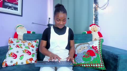 Snapshot of naomi_jones13 chatting on 12.07.24 Nahomi Jones online show from 12.07.24