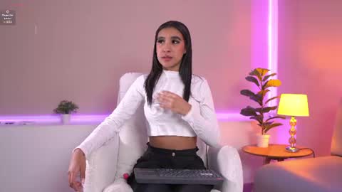 Snapshot of naomi_silk chatting on 07.01.26 naomi_silk online show from 07.01.26