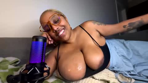 Naomigiirl6 online show from 02.14.25