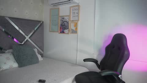 Naomi-Gray  online show from 04.28.26