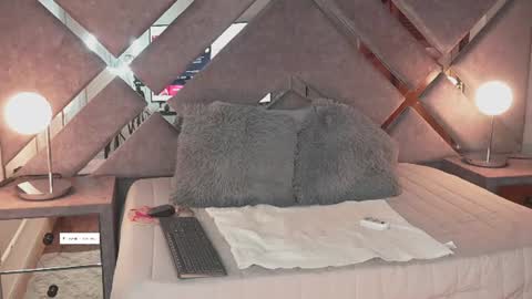 Snapshot of naomigray__ chatting on 07.28.26 Naomi-Gray online show from 07.28.26