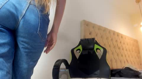 naomis_35 online show from 12.17.25