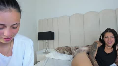 Snapshot of naomyanddany chatting on 01.18.25 NaomyAndDany online show from 01.18.25