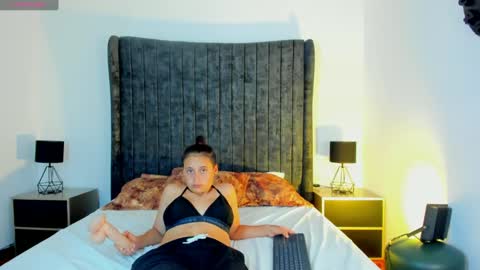 Snapshot of naomyanddany chatting on 02.06.25 NaomyAndDany online show from 02.06.25