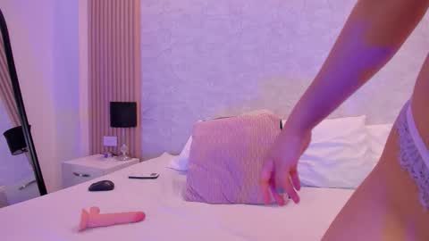 Snapshot of naomycollins__ chatting on 11.12.25 NAOMY online show from 11.12.25