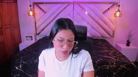 Snapshot of natachacole chatting on 10.20.25 natachacole online show from 10.20.25