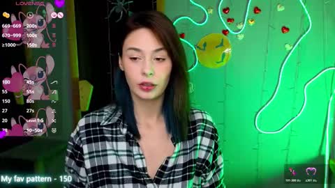Snapshot of natalimillers chatting on 10.20.25 Natali online show from 10.20.25