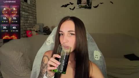 Snapshot of natalyfreman chatting on 10.23.25 Nataly online show from 10.23.25