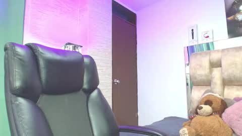 Snapshot of natasharobbins chatting on 10.05.25 online show from 10.05.25