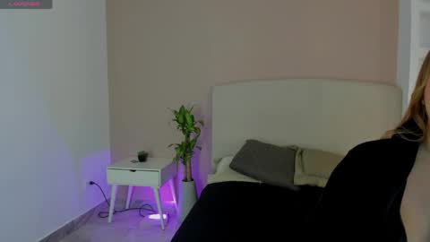 Snapshot of nathalyn05 chatting on 04.18.26 NATHALY online show from 04.18.26