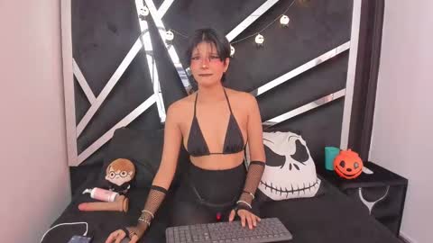 Snapshot of natsumiht chatting on 10.20.25 natsumiht online show from 10.20.25