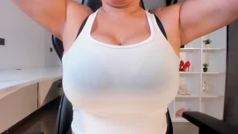 Snapshot of natural_bigboobs chatting on 07.18.26 Jazmin Bigboobs online show from 07.18.26