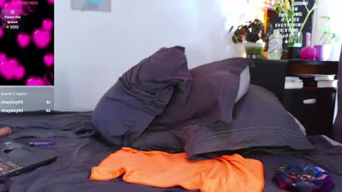 Snapshot of naughty_em_17 chatting on 01.04.25 Em please help me reach 100 thumbs up 3 online show from 01.04.25