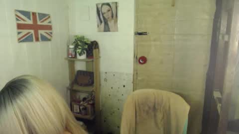 Snapshot of naughty_kim20 chatting on 10.05.25 alexa online show from 10.05.25