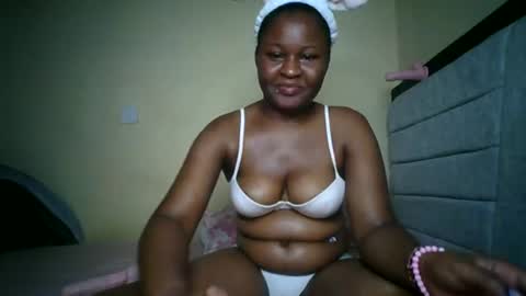 Snapshot of naughtybrownny chatting on 06.22.26 MUMU online show from 06.22.26