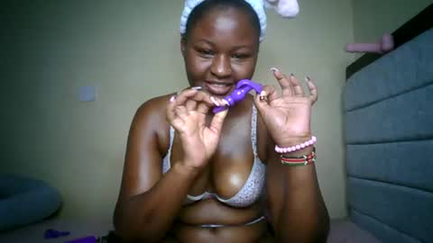 Snapshot of naughtybrownny chatting on 06.24.26 MUMU online show from 06.24.26