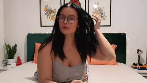 Snapshot of naughtybrunettexxx chatting on 12.01.24 NaughtyBrunetteXXX online show from 12.01.24