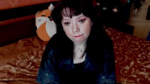 Snapshot of naughtyhousewifexx chatting on 12.27.24 housewife Eva online show from 12.27.24